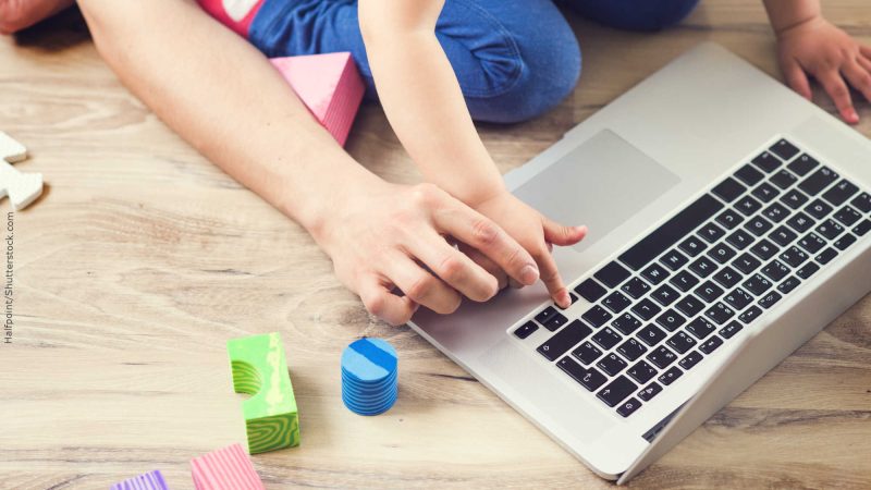 Contato das crianças com tecnologia é saudável, mas deve ser mediado pelos pais