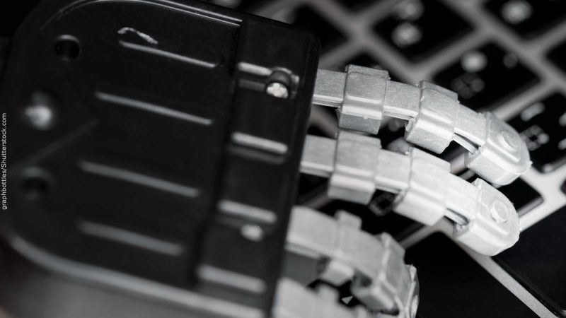 Luva biônica ajuda pianista a recuperar movimentos