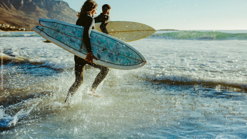 Tecnologia é usada para surfar sem ondas e espantar tubarões